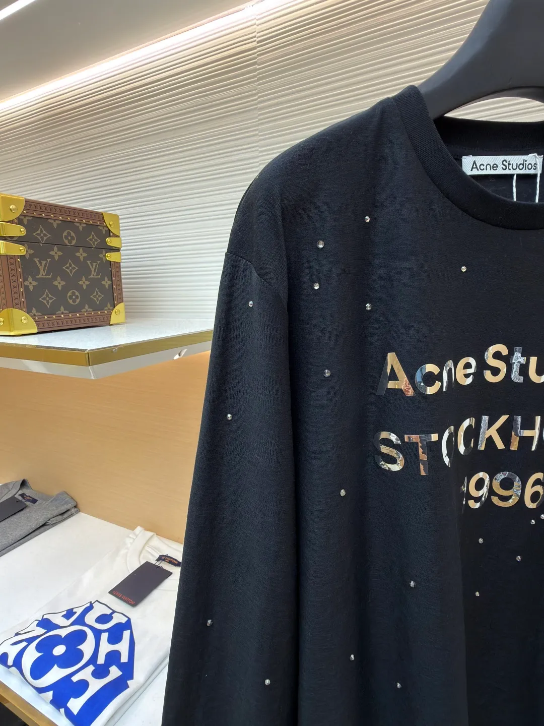 Acne Studios laser hot rhinestone long sleeves ●Original version: purchased and developed by 6519 ●Item number: 1682158-A15 ●Fabric: linen fabric ●Technology: Printed heat transfer ●Color: black ●Type: loose version ●Weight: about 215 grams ●Size: S-M-L ●Description: The original version was purchased from Hangzhou National Specialty School for 4700. The fabric is made of 85% cotton + 15% linen. Printed heat transfer technology + imported laser material. It is paired with positioning hot-drilling technology. Customized accessories. Same style for men and women. Full of street feel. The workmanship details are very good. The overall wiring is straight and delicate, the fabric is comfortable and soft, and the color is consistent without color difference. It can be matched with the same style to create a fashionable look and control various occasions. Customized accessories, complete with three standards, same style for men and women!